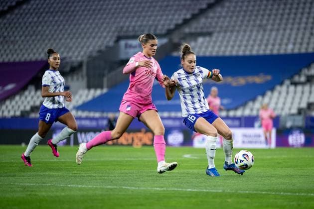 Selina Cerci TSG Hoffenheim, 29 in duel with Jacqueline Meißner SGS Essen, 16 , GER, SGS essen vs TSG 1899 Hoffenheim, Football Google Pixel Frauen Bundesliga, 7 Spieltag, Saison 2025 2026, 17 10 2025 DFB regulations prohibit any use of photographs as image sequences and or quasi video GER, SGS essen vs TSG 1899 Hoffenheim, Football Google Pixel Frauen Bundesliga, 7 Spieltag, Saison 2025 2026, 17 10 2025 Essen Copyright: xEibner-Pressefoto Memmlerx EP_MMR