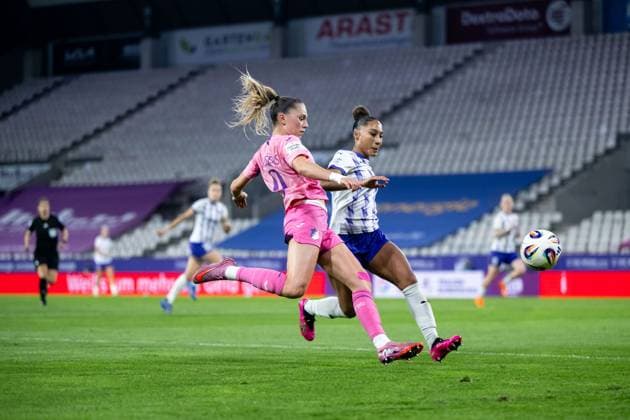 Jill Janssens TSG Hoffenheim, 09 in duel with Vanessa Fuerst SGS Essen, 08 , GER, SGS essen vs TSG 1899 Hoffenheim, Football Google Pixel Frauen Bundesliga, 7 Spieltag, Saison 2025 2026, 17 10 2025 DFB regulations prohibit any use of photographs as image sequences and or quasi video GER, SGS essen vs TSG 1899 Hoffenheim, Football Google Pixel Frauen Bundesliga, 7 Spieltag, Saison 2025 2026, 17 10 2025 Essen Copyright: xEibner-Pressefoto Memmlerx EP_MMR