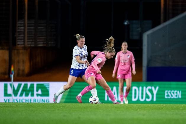 Valesca Ampoorter TSG Hoffenheim, 18 in duel with Ramona Maier SGS Essen, 09 , GER, SGS essen vs TSG 1899 Hoffenheim, Football Google Pixel Frauen Bundesliga, 7 Spieltag, Saison 2025 2026, 17 10 2025 DFB regulations prohibit any use of photographs as image sequences and or quasi video GER, SGS essen vs TSG 1899 Hoffenheim, Football Google Pixel Frauen Bundesliga, 7 Spieltag, Saison 2025 2026, 17 10 2025 Essen Copyright: xEibner-Pressefoto Memmlerx EP_MMR