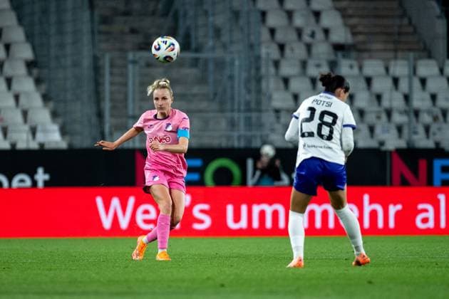 Vanessa Diehm TSG Hoffenheim, 06 on the ball, in front Kassandra Potsi SGS Essen, 28 , GER, SGS essen vs TSG 1899 Hoffenheim, Football Google Pixel Frauen Bundesliga, 7 Spieltag, Saison 2025 2026, 17 10 2025 DFB regulations prohibit any use of photographs as image sequences and or quasi video GER, SGS essen vs TSG 1899 Hoffenheim, Football Google Pixel Frauen Bundesliga, 7 Spieltag, Saison 2025 2026, 17 10 2025 Essen Copyright: xEibner-Pressefoto Memmlerx EP_MMR