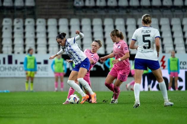 Jill Janssens TSG Hoffenheim, 09 in a duel with Vanessa Fuerst SGS Essen, 08 , next to Laura Gloning TSG Hoffenheim, 20 , GER, SGS essen vs TSG 1899 Hoffenheim, Football Google Pixel Womens Bundesliga, Matchday 7, Season 2025 2026, 17 10 2025 DFB regulations prohibit any use of photographs as image sequences and or quasi video GER, SGS essen vs TSG 1899 Hoffenheim, Fußball Google Pixel Frauen Bundesliga, 7 Spieltag, Saison 2025 2026, 17 10 2025 Essen Copyright: xEibner-Pressefoto Memmlerx EP_MMR