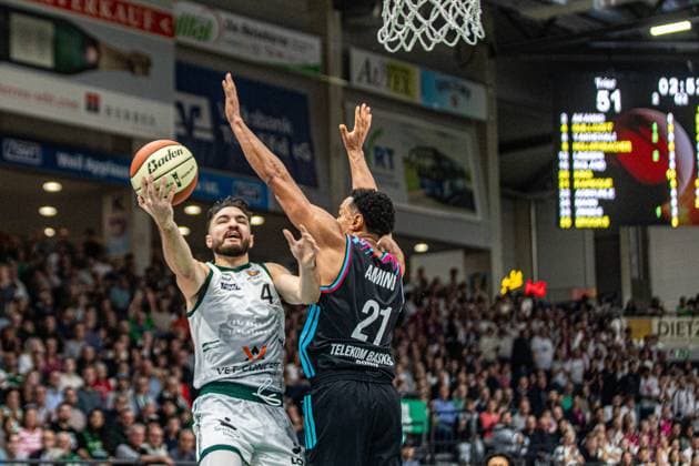 Clayton Guillozet VET CONCEPT Gladiators Trier, 04 vs Joel Sadu Aminu Telekom Baskets Bonn, 21 VET CONCEPT Gladiators Trier vs Telekom Baskets Bonn, Basketball, easy Credit BBL Pokal, Matchday 2, Round of 16, 2025 2026, 17 10 2025 VET CONCEPT Gladiators Trier vs Telekom Baskets Bonn, Basketball, easy Credit BBL Pokal, Matchday 2, Round of 16, 2025 2026, 17 10 2025 Trier Copyright: xEibner-Pressefoto GerhardxWingenx EP_GWR