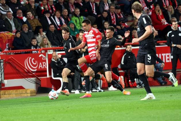 DEU, DFL, 1 FBL, 1 FC Union vs BM Gladbach, 17 10 2025, Stadion Alte Foersterei, Berlin, DEU, DFL, 1 FBL, 1 FC Union vs BM Gladbach, in the picture Rani Khedira 1 FC Union Berlin 8 , Philipp Sander BM Gladbach 16 , Yannik Engelhardt BM Gladbach 6 DFL regulations prohibit any use of Photographs as image sequences and or quasi video nordphotoxGmbHx xEngler nph00076