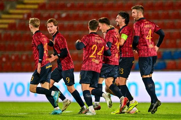 Unterhaching players with goal celebration, celebrate the goal, goal, celebration, jubilation over the goal to 1 1 by Jeroen Krupa Unterhaching, 9 2 v li , optimistic, action, action, 17 10 2025, Unterhaching Germany , Football, Regionalliga Bayern, SpVgg Unterhaching SpVgg Bayreuth xslx