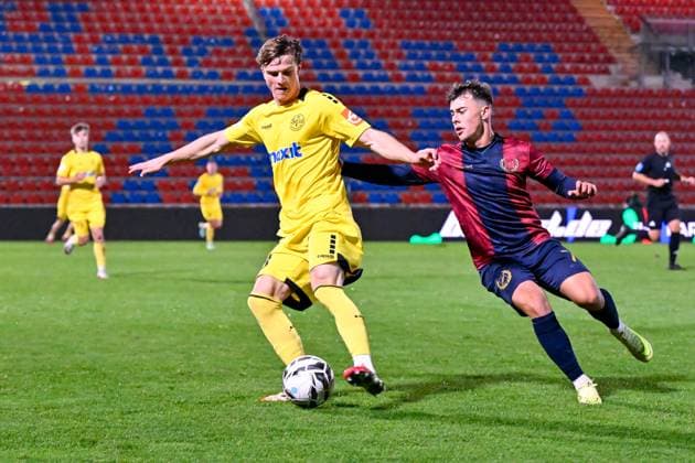 v li Julian Bell Bayreuth, 33 Christopher Negele Unterhaching, 7 in duel, duel, tackle, dynamic, action, action, 17 10 2025, Unterhaching Germany , Football, Regionalliga Bayern, SpVgg Unterhaching SpVgg Bayreuth xslx