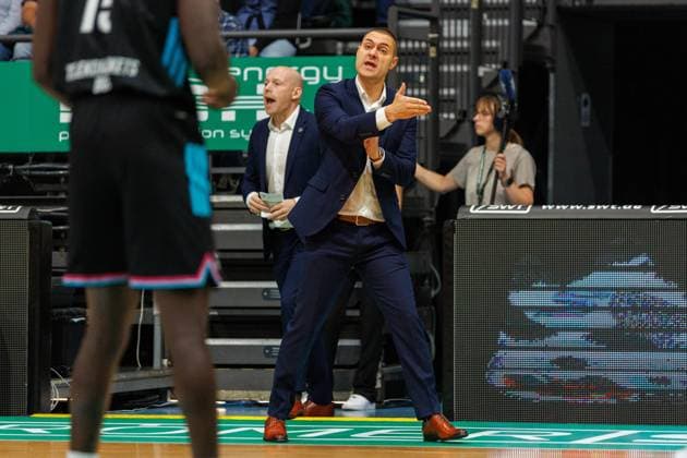 Marko Stankovic Head Coach Telekom Baskets Bonn on the sideline, Vet Concept Gladiators Trier vs Telekom Baskets Bonn, Basketball, BBL Cup, Round of 16, 2025 2026 season, 17 10 2025 Vet Concept Gladiators Trier vs Telekom Baskets Bonn, Basketball, BBL Cup, Round of 16, 2025 2026 season, 17 10 2025 Copyright: xEibner-Pressefoto AlexanderxNeisx EP_ANS