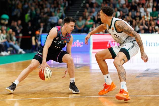 Grayson Murphy Telekom Baskets Bonn in a duel with Nolan Adekunle Gladiators Trier , Vet Concept Gladiators Trier vs Telekom Baskets Bonn, Basketball, BBL Cup, Round of 16, Season 2025 2026, 17 10 2025 Vet Concept Gladiators Trier vs Telekom Baskets Bonn, Basketball, BBL Cup, Round of 16, Season 2025 2026, 17 10 2025 Copyright: xEibner-Pressefoto AlexanderxNeisx EP_ANS