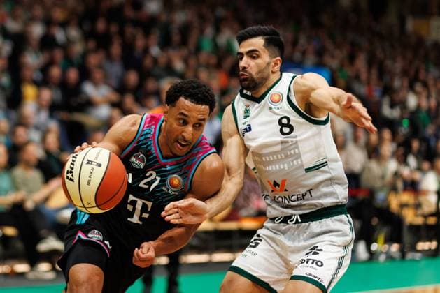 Joel Aminu Telekom Baskets Bonn in a duel with Behnam Yakhchali Gladiators Trier , Vet Concept Gladiators Trier vs Telekom Baskets Bonn, Basketball, BBL Cup, Round of 16, Season 2025 2026, 17 10 2025 Vet Concept Gladiators Trier vs Telekom Baskets Bonn, Basketball, BBL Cup, Round of 16, Season 2025 2026, 17 10 2025 Copyright: xEibner-Pressefoto AlexanderxNeisx EP_ANS