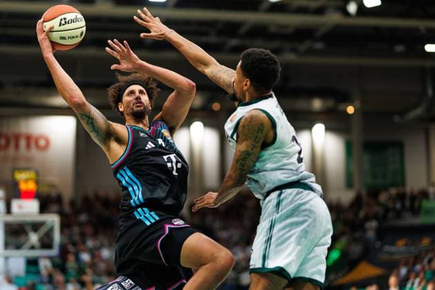 Michael Kessens Telekom Baskets Bonn in a duel with Urald King Gladiators Trier , Vet Concept Gladiators Trier vs Telekom Baskets Bonn, Basketball, BBL Cup, Round of 16, 2025 2026 season, 17 10 2025 Vet Concept Gladiators Trier vs Telekom Baskets Bonn, Basketball, BBL Cup, Round of 16, 2025 2026 season, 17 10 2025 Copyright: xEibner-Pressefoto AlexanderxNeisx EP_ANS