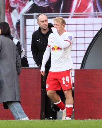 RB Leipzig Hamburg Bundesliga Leipzig, 18 10 2025, Red Bull Arena, Fußball, 1 Bundesliga, 7 Spieltag , RB Leipzig vs Hamburger SV, Im Bild Spielerwechsel bei RB Leipzig Christoph Baumgartner 14, RB Leipzig geht, Xaver Schlager 24, RB Leipzig kommt Trainer Ole Werner, RB Leipzig , Nur zur redaktionellen Nutzung Only editorial use , DFL DFB regulations prohibit any use of photographs as image sequences and or quasi video ,