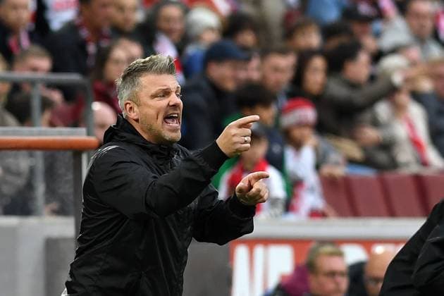 Trainer Lukas Kwasniok (1. FC Koeln) gestikuliert, gestik waehrend des Spiels der Bundesliga zwischen 1. FC Köln und FC Augsburg, RheinEnergieSTADION am 18. October 2025 in Köln, Deutschland. (Foto von Ralf Treese DeFodi Images) +++ Trainer Lukas Kwasniok (1. FC Koeln) gestures during the Bundesliga match between 1. FC Köln and FC Augsburg at RheinEnergieSTADION on October 18, 2025 in Köln, Germany. (Photo by Ralf Treese DeFodi Images) DFL regulations prohibit any use of photographs as image sequences and or quasi-video. (Photo by Ralf Treese DeFodi Images) Coach Lukas Kwasniok 1 FC Koeln gestures, gestures during the Bundesliga match between 1 FC Köln and FC Augsburg, RheinEnergieSTADION on October 18, 2025 in Cologne, Germany Photo by Ralf Treese DeFodi Images Trainer Lukas Kwasniok 1 FC Koeln gestures during the Bundesliga match between 1 FC Köln and FC Augsburg at RheinEnergieSTADION on October 18, 2025 in Köln, Germany Photo by Ralf Treese DeFodi Images DFL regulations prohibit any use of photographs as image sequences and or quasi video Photo by Ralf Treese DeFodi Images