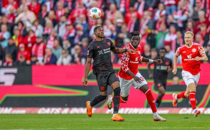 DEU, Mainz, FSV Mainz 05 vs Bayer Leverkusen, Bundesliga, DFB, MEWA Arena, Matchday 7, in the picture from left to right Christian Kofane Bayer Leverkusen 35 , Danny da Costa Mainz 05 21 , duel DFB DFL REGULATIONS PROHIBIT ANY USE OF PHOTOGRAPHS AS IMAGE SEQUENCES AND OR QUASI VIDEO, 18 10 2025 Copyright: HMBxMedia HendrikxHamelau