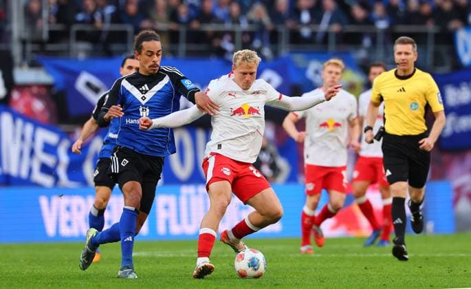 RB Leipzig Hamburg Bundesliga Leipzig, 18 10 2025, Red Bull Arena, Football, Bundesliga, Matchday 7 , RB Leipzig vs Hamburger SV , In the picture from l Yussuf PoulsenÊ 15, HSV and Xaver Schlager 24, RB Leipzig , Picture Point