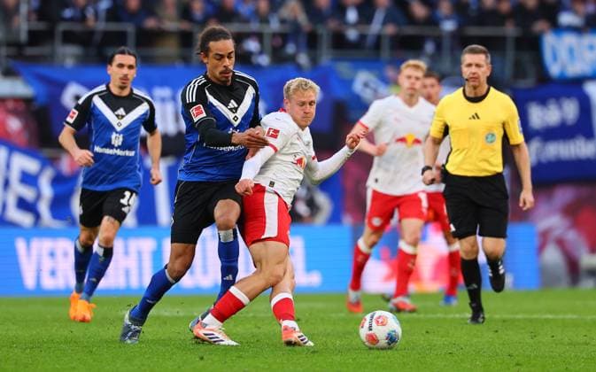 RB Leipzig Hamburg Bundesliga Leipzig, 18 10 2025, Red Bull Arena, Football, Bundesliga, Matchday 7 , RB Leipzig vs Hamburger SV , In the picture from l Yussuf PoulsenÊ 15, HSV and Xaver Schlager 24, RB Leipzig , Picture Point