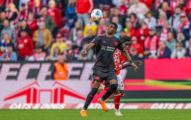 DEU, Mainz, FSV Mainz 05 vs Bayer Leverkusen, Bundesliga, DFB, MEWA Arena, Matchday 7, in the picture from left to right Christian Kofane Bayer Leverkusen 35 , Danny da Costa Mainz 05 21 , duel DFB DFL REGULATIONS PROHIBIT ANY USE OF PHOTOGRAPHS AS IMAGE SEQUENCES AND OR QUASI VIDEO, 18 10 2025 Copyright: HMBxMedia HendrikxHamelau