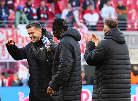 RB Leipzig Hamburg Bundesliga Leipzig, 18 10 2025, Red Bull Arena, Football, Bundesliga, Matchday 7 , RB Leipzig vs Hamburger SV 2 1 1 0 , In the picture from l Christoph Baumgartner 14, RB Leipzig , Yan Diomande 49, RB Leipzig and David Raum 22, RB Leipzig RB Leipzig final cheer , Picture Point