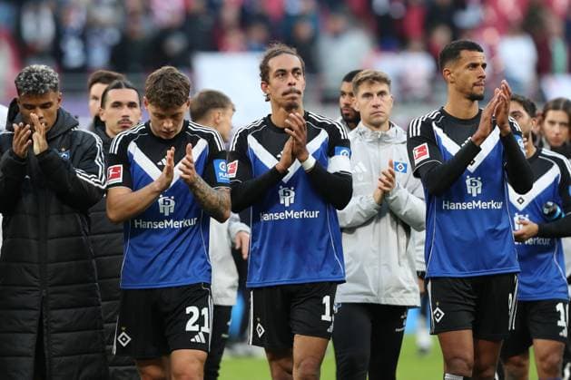 18 10 2025, xtgx, Fussball 1 Bundesliga, RB Leipzig Hamburger SV emspor, v l Ransford Königsdörffer HSV, 11 , Nicolai Remberg HSV, 21 , Yussuf Poulsen HSV, 15 , Robert Glatzel HSV, 9 Thanks the fans disappointed, disappointed, looks disappointed, looks dejected, looks disappointed DFL DFB REGULATIONS PROHIBIT ANY USE OF PHOTOGRAPHS as IMAGE SEQUENCES and or QUASI VIDEO Leipzig