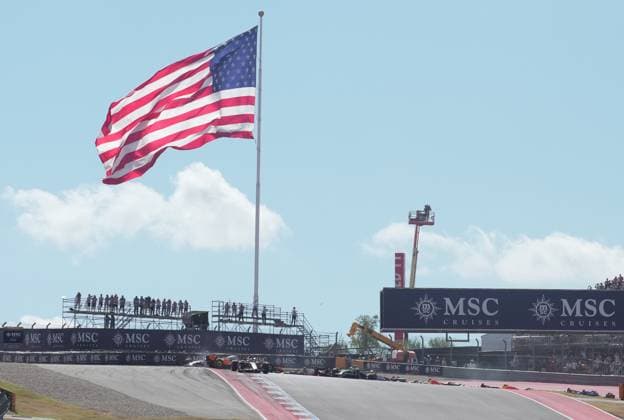 FORMULA 1 MSC CRUISES UNITED STATES GRAND PRIX 2025 18 10 2025, Circuit of The Americas, Austin, FORMULA 1 MSC CRUISES UNITED STATES GRAND PRIX 2025 , pictured race start , Max Verstappen NLD , Oracle Red Bull Racing takes the lead, Lando Norris GBR , McLaren F1 Team, Oscar Piastri AUS , Fernando Alonso ESP , Aston Martin Aramco Cognizant Formula One Team and Nico Hülkenberg DEU , Stake F1 Team Kick Sauber crash Lando Norris GBR , McLaren F1 Team has to park its car, which is later recovered by the track marshals nordphotoxGmbHx xBratic nph00250
