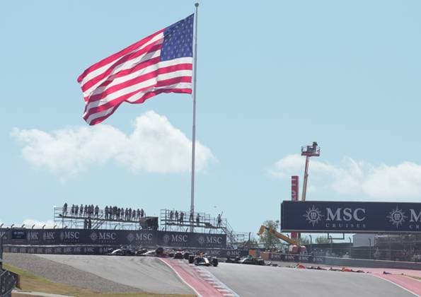 FORMULA 1 MSC CRUISES UNITED STATES GRAND PRIX 2025 18 10 2025, Circuit of The Americas, Austin, FORMULA 1 MSC CRUISES UNITED STATES GRAND PRIX 2025 , pictured race start , Max Verstappen NLD , Oracle Red Bull Racing takes the lead, Lando Norris GBR , McLaren F1 Team, Oscar Piastri AUS , Fernando Alonso ESP , Aston Martin Aramco Cognizant Formula One Team and Nico Hülkenberg DEU , Stake F1 Team Kick Sauber crash Lando Norris GBR , McLaren F1 Team has to park its car, which is later recovered by the track marshals nordphotoxGmbHx xBratic nph00250
