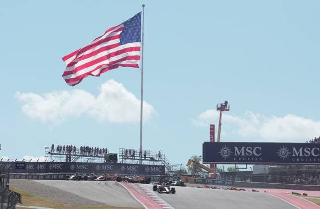 FORMULA 1 MSC CRUISES UNITED STATES GRAND PRIX 2025 18 10 2025, Circuit of The Americas, Austin, FORMULA 1 MSC CRUISES UNITED STATES GRAND PRIX 2025 , pictured race start , Max Verstappen NLD , Oracle Red Bull Racing takes the lead, Lando Norris GBR , McLaren F1 Team, Oscar Piastri AUS , Fernando Alonso ESP , Aston Martin Aramco Cognizant Formula One Team and Nico Hülkenberg DEU , Stake F1 Team Kick Sauber crash Lando Norris GBR , McLaren F1 Team has to park its car, which is later recovered by the track marshals nordphotoxGmbHx xBratic nph00250