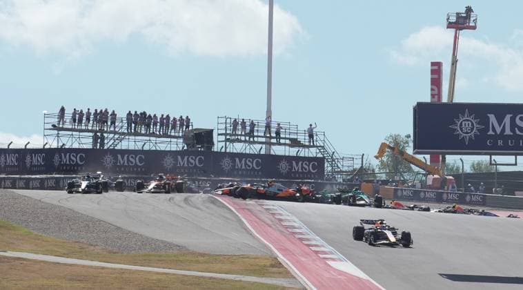 FORMULA 1 MSC CRUISES UNITED STATES GRAND PRIX 2025 18 10 2025, Circuit of The Americas, Austin, FORMULA 1 MSC CRUISES UNITED STATES GRAND PRIX 2025 , pictured race start , Max Verstappen NLD , Oracle Red Bull Racing takes the lead, Lando Norris GBR , McLaren F1 Team, Oscar Piastri AUS , Fernando Alonso ESP , Aston Martin Aramco Cognizant Formula One Team and Nico Hülkenberg DEU , Stake F1 Team Kick Sauber crash Lando Norris GBR , McLaren F1 Team has to park its car, which is later recovered by the track marshals nordphotoxGmbHx xBratic nph00250