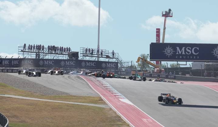 FORMULA 1 MSC CRUISES UNITED STATES GRAND PRIX 2025 18 10 2025, Circuit of The Americas, Austin, FORMULA 1 MSC CRUISES UNITED STATES GRAND PRIX 2025 , pictured race start , Max Verstappen NLD , Oracle Red Bull Racing takes the lead, Lando Norris GBR , McLaren F1 Team, Oscar Piastri AUS , Fernando Alonso ESP , Aston Martin Aramco Cognizant Formula One Team and Nico Hülkenberg DEU , Stake F1 Team Kick Sauber crash Lando Norris GBR , McLaren F1 Team has to park its car, which is later recovered by the track marshals nordphotoxGmbHx xBratic nph00250