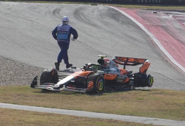 FORMULA 1 MSC CRUISES UNITED STATES GRAND PRIX 2025 18 10 2025, Circuit of The Americas, Austin, FORMULA 1 MSC CRUISES UNITED STATES GRAND PRIX 2025 , pictured race start , Max Verstappen NLD , Oracle Red Bull Racing takes the lead, Lando Norris GBR , McLaren F1 Team, Oscar Piastri AUS , Fernando Alonso ESP , Aston Martin Aramco Cognizant Formula One Team and Nico Hülkenberg DEU , Stake F1 Team Kick Sauber crash Lando Norris GBR , McLaren F1 Team has to park its car, which is later recovered by the track marshals nordphotoxGmbHx xBratic nph00250