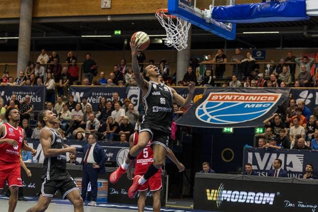 GER, Basketball Bundesliga Pokal, Round of 16, Syntainics MBC BMA365 Bamberg Baskets 18 10 2025, Stadthalle, Weißenfels, GER, Basketball Bundesliga Pokal, Round of 16, Syntainics MBC BMA365 Bamberg Baskets Austin Crowley BMA365 Bamberg Baskets, 85 Â Photo Alexander Trienitz Weißenfels Stadthalle Sachsen Anhalt Germany