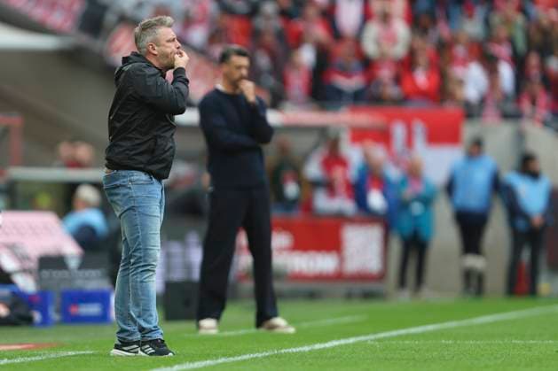 Trainer Lukas Kwasniok (1. FC Koeln) gestikuliert, Gestik waehrend des spiels der Bundesliga zwischen 1. FC Köln und FC Augsburg, RheinEnergieSTADION am 18. October 2025 in Köln, Deutschland. (Foto von Oliver Kaelke DeFodi Images) +++ Trainer Lukas Kwasniok (1. FC Koeln) gestures during the Bundesliga match between 1. FC Köln and FC Augsburg at RheinEnergieSTADION on October 18, 2025 in Köln, Germany. (Photo by Oliver Kaelke DeFodi Images) DFL regulations prohibit any use of photographs as image sequences and or quasi-video. (Photo by Oliver Kaelke DeFodi Images) Trainer Lukas Kwasniok 1 FC Koeln gestures, gestures during the Bundesliga match between 1 FC Köln and FC Augsburg, RheinEnergieSTADION on October 18, 2025 in Köln, Germany Photo by Oliver Kaelke DeFodi Images Trainer Lukas Kwasniok 1 FC Koeln gestures during the Bundesliga match between 1 FC Köln and FC Augsburg at RheinEnergieSTADION on October 18, 2025 in Köln, Germany Photo by Oliver Kaelke DeFodi Images DFL regulations prohibit any use of photographs as image sequences and or quasi video Photo by Oliver Kaelke DeFodi Images