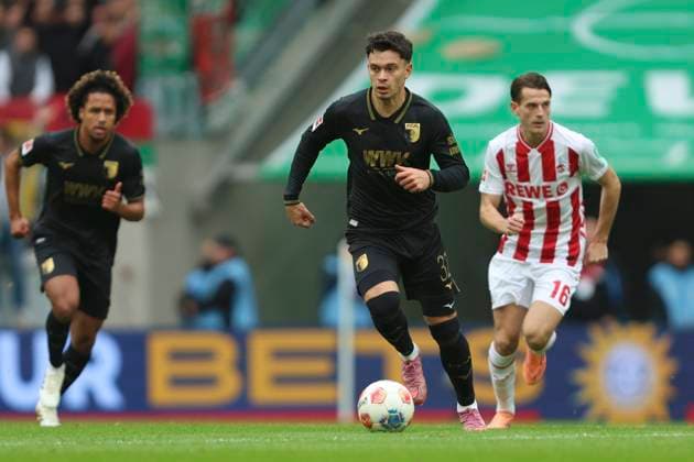 Fabian Rieder (FC Augsburg) in Aktion, am Ball, Einzelaktion waehrend des spiels der Bundesliga zwischen 1. FC Köln und FC Augsburg, RheinEnergieSTADION am 18. October 2025 in Köln, Deutschland. (Foto von Oliver Kaelke DeFodi Images) +++ Fabian Rieder (FC Augsburg) controls the ball during the Bundesliga match between 1. FC Köln and FC Augsburg at RheinEnergieSTADION on October 18, 2025 in Köln, Germany. (Photo by Oliver Kaelke DeFodi Images) DFL regulations prohibit any use of photographs as image sequences and or quasi-video. (Photo by Oliver Kaelke DeFodi Images) Fabian Rieder FC Augsburg in action, on the ball, single action during the Bundesliga match between 1 FC Köln and FC Augsburg, RheinEnergieSTADION on October 18, 2025 in Köln, Germany Photo by Oliver Kaelke DeFodi Images Fabian Rieder FC Augsburg controls the ball during the Bundesliga match between 1 FC Köln and FC Augsburg at RheinEnergieSTADION on October 18, 2025 in Köln, Germany Photo by Oliver Kaelke DeFodi Images DFL regulations prohibit any use of photographs as image sequences and or quasi video Photo by Oliver Kaelke DeFodi Images