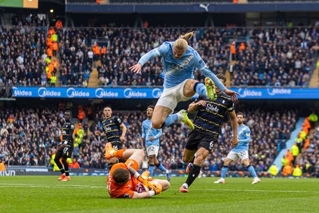 (251019) -- MANCHESTER, Oct. 19, 2025 -- Manchester City s Erling Haaland (front R) skips over Everton s goalkeeper Jordan Pickford during the English Premier League match between Manchester City FC and Everton FC in Manchester, Britain, on Oct. 18, 2025. FOR EDITORIAL USE ONLY. NOT FOR SALE FOR MARKETING OR ADVERTISING CAMPAIGNS. NO USE WITH UNAUTHORIZED AUDIO, VIDEO, DATA, FIXTURE LISTS, CLUB LEAGUE LOGOS OR LIVE SERVICES. ONLINE IN-MATCH USE LIMITED TO 45 IMAGES, NO VIDEO EMULATION. NO USE IN BETTING, GAMES OR SINGLE CLUB LEAGUE PLAYER PUBLICATIONS. (SP)BRITAIN-MANCHESTER-FOOTBALL-PREMIER LEAGUE-MANCHESTER CITY VS EVERTON (Xinhua)