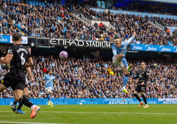 (251019) -- MANCHESTER, Oct. 19, 2025 -- Manchester City s Erling Haaland (front R) scores the first goal during the English Premier League match between Manchester City FC and Everton FC in Manchester, Britain, on Oct. 18, 2025. FOR EDITORIAL USE ONLY. NOT FOR SALE FOR MARKETING OR ADVERTISING CAMPAIGNS. NO USE WITH UNAUTHORIZED AUDIO, VIDEO, DATA, FIXTURE LISTS, CLUB LEAGUE LOGOS OR LIVE SERVICES. ONLINE IN-MATCH USE LIMITED TO 45 IMAGES, NO VIDEO EMULATION. NO USE IN BETTING, GAMES OR SINGLE CLUB LEAGUE PLAYER PUBLICATIONS. (SP)BRITAIN-MANCHESTER-FOOTBALL-PREMIER LEAGUE-MANCHESTER CITY VS EVERTON (Xinhua)