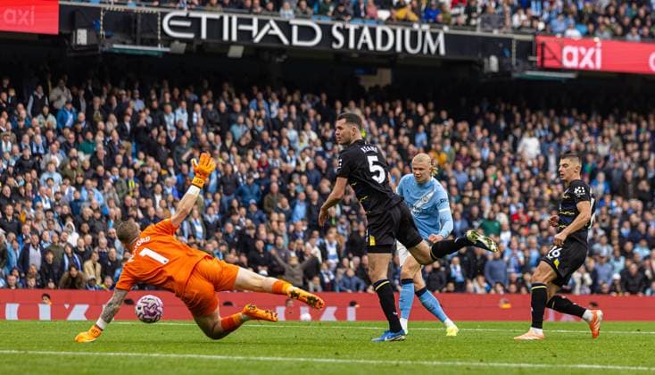 (251019) -- MANCHESTER, Oct. 19, 2025 -- Manchester City s Erling Haaland (2nd R) is denied a hat-trick by Everton s goalkeeper Jordan Pickford (1st L) during the English Premier League match between Manchester City FC and Everton FC in Manchester, Britain, on Oct. 18, 2025. FOR EDITORIAL USE ONLY. NOT FOR SALE FOR MARKETING OR ADVERTISING CAMPAIGNS. NO USE WITH UNAUTHORIZED AUDIO, VIDEO, DATA, FIXTURE LISTS, CLUB LEAGUE LOGOS OR LIVE SERVICES. ONLINE IN-MATCH USE LIMITED TO 45 IMAGES, NO VIDEO EMULATION. NO USE IN BETTING, GAMES OR SINGLE CLUB LEAGUE PLAYER PUBLICATIONS. (SP)BRITAIN-MANCHESTER-FOOTBALL-PREMIER LEAGUE-MANCHESTER CITY VS EVERTON (Xinhua)
