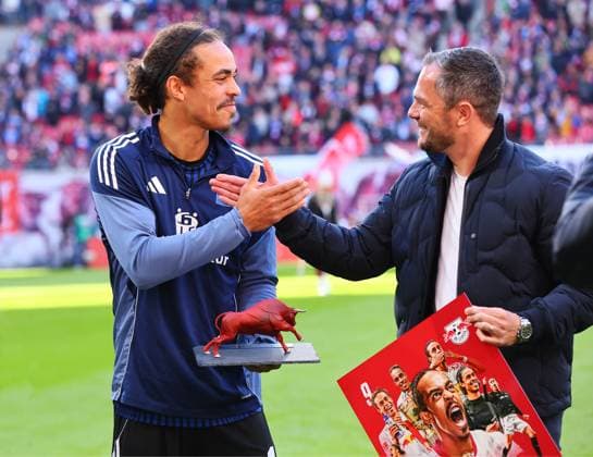 RB Leipzig Hamburg Bundesliga Leipzig, 18 10 2025, Red Bull Arena, Football, Bundesliga, Matchday 7 , RB Leipzig vs Hamburger SV 2 1 1 0 , Yussuf Poulsen was bid farewell by RB Leipzig The former RB player has been playing for Hamburg since this season In the picture from l Yussuf PoulsenÊ 15, HSV and Marcel Schäfer Schaefer RB Leipzig, Managing Director Sport , Picture Point