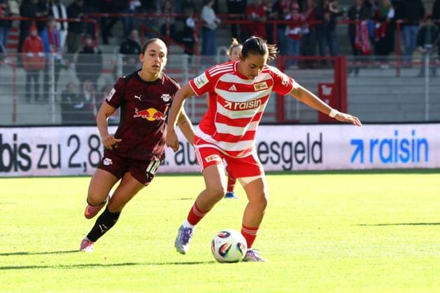 DEU, 2 BL, Frauen, 1 FC Union vs RB Leipzig, 19 10 2025, Stadion Alte Foersterei, Berlin, DEU, 2 BL, Frauen, 1 FC Union vs RB Leipzig, im Bild Athanasia Moraitou 1 FC Union Berlin 77 , ANNABEL SCHASCHING RB Leipzig 16 DFL regulations prohibit any use of Photographs as image sequences and or quasi video nordphotoxGmbHx xEngler nph00076