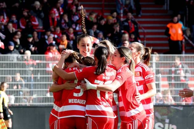 DEU, 2 BL, Frauen, 1 FC Union vs RB Leipzig, 19 10 2025, Stadion Alte Foersterei, Berlin, DEU, 2 BL, Frauen, 1 FC Union vs RB Leipzig, im Bild 1 0 durch Lisa Heiseler 1 FC Union Berlin 7 , Dina Orschmann 1 FC Union Berlin 11 , Sophie Weidauer 1 FC Union Berlin 9 , Union Spielerinnenkreis DFL regulations prohibit any use of Photographs as image sequences and or quasi video nordphotoxGmbHx xEngler nph00076
