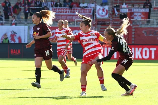 DEU, 2 BL, Frauen, 1 FC Union vs RB Leipzig, 19 10 2025, Stadion Alte Foersterei, Berlin, DEU, 2 BL, Frauen, 1 FC Union vs RB Leipzig, im Bild Lisa Heiseler 1 FC Union Berlin 7 , l16 , NIKOLINE DUDEK RB Leipzig 24 DFL regulations prohibit any use of Photographs as image sequences and or quasi video nordphotoxGmbHx xEngler nph00076