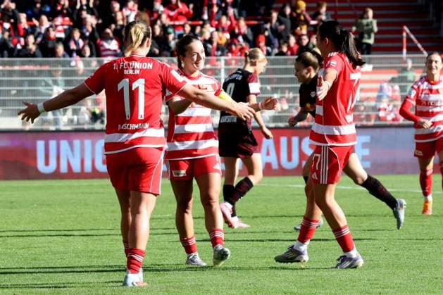 DEU, 2 BL, Frauen, 1 FC Union vs RB Leipzig, 19 10 2025, Stadion Alte Foersterei, Berlin, DEU, 2 BL, Frauen, 1 FC Union vs RB Leipzig, im Bild 2 0 durch Lisa Heiseler 1 FC Union Berlin 7 , Dina Orschmann 1 FC Union Berlin 11 , Athanasia Moraitou 1 FC Union Berlin 77 DFL regulations prohibit any use of Photographs as image sequences and or quasi video nordphotoxGmbHx xEngler nph00076