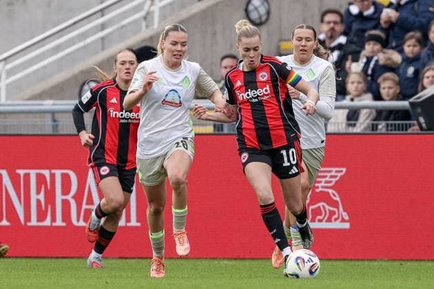 from left Juliane Wirtz SV Werder Bremen, 28 and Laura Freigang Eintracht Frankfurt, 10 in a duel, dynamic, action, action, game scene, THE DFB GUIDELINES PROHIBIT ANY USE OF PHOTOGRAPHS AS IMAGE SEQUENCES AND OR QUASI VIDEO DFB REGULATIONS PROHIBIT ANY USE OF PHOTOGRAPHS AS IMAGE SEQUENCES AND OR QUASI VIDEO , 19 10 2025, Frankfurt am Main Germany , Football, Google Pixel Women Bundesliga, Eintracht Frankfurt SV Werder Bremen xobx