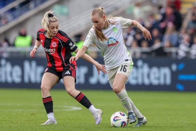 from left Nina Lührßen Eintracht Frankfurt, 11 and Emöke Papai SV Werder Bremen, 16 in a duel, dynamic, action, action, game scene, THE DFB GUIDELINES PROHIBIT ANY USE OF PHOTOGRAPHS AS IMAGE SEQUENCES AND OR QUASI VIDEO DFB REGULATIONS PROHIBIT ANY USE OF PHOTOGRAPHS AS IMAGE SEQUENCES AND OR QUASI VIDEO , 19 10 2025, Frankfurt am Main Germany , Football, Google Pixel Women Bundesliga, Eintracht Frankfurt SV Werder Bremen xobx