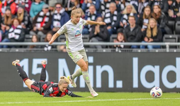DEU, Frankfurt, Eintracht Frankfurt vs Werder Bremen, Google Pixel Frauen Bundesliga, DFB, Saison 2526, Stadion am Bretanobad, 7 Spieltag im Bild f l n r Michelle Ulbrich Werder Bremen 5 , Rebecka Blomqvist Eintracht Frankfurt 28 , Zweikampf DFB DFL REGULATIONS PROHIBIT ANY USE OF PHOTOGRAPHS AS IMAGE SEQUENCES AND OR QUASI VIDEO, 19 10 2025 Copyright: HMBxMedia HendrikxHamelau