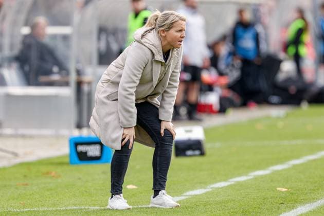 Friederike Kromp Fritzy Kromp, coach, head coach, SV Werder Bremen gives instructions, shouts, screams, THE DFB GUIDELINES PROHIBIT ANY USE OF PHOTOGRAPHS AS IMAGE SEQUENCES AND OR QUASI VIDEO DFB REGULATIONS PROHIBIT ANY USE OF PHOTOGRAPHS AS IMAGE SEQUENCES AND OR QUASI VIDEO , 19 10 2025, Frankfurt am Main Germany , Soccer, Google Pixel Womens Bundesliga, Eintracht Frankfurt SV Werder Bremen xobx