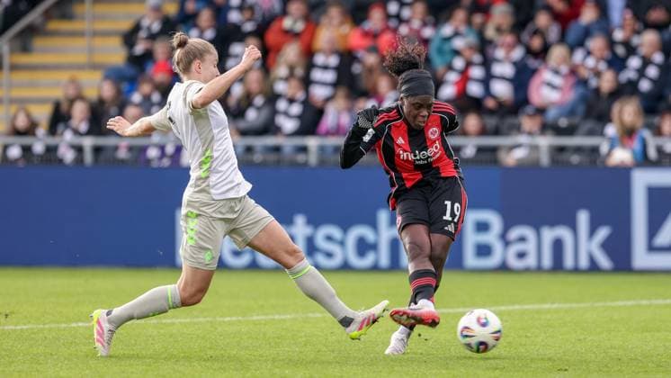 from left Michelle Ulbrich SV Werder Bremen, 5 and goal scorer Nicole Anyomi Eintracht Frankfurt, 19 scores the goal for 2 0, goal, highlight, goal success, THE DFB REGULATIONS PROHIBIT ANY USE OF PHOTOGRAPHS AS IMAGE SEQUENCES AND OR QUASI VIDEO , 19 10 2025, Frankfurt am Main Germany , Football, Google Pixel Womens Bundesliga, Eintracht Frankfurt SV Werder Bremen xobx