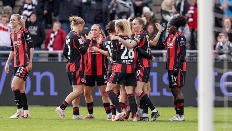 Eintracht Frankfurt players with goal celebration, cheering, jubilant, optimistic, game scene, highlight, joy about the goal to 2 0, THE DFB REGULATIONS PROHIBIT ANY USE OF PHOTOGRAPHS AS IMAGE SEQUENCES AND OR QUASI VIDEO , 19 10 2025, Frankfurt am Main Germany , Football, Google Pixel Womens Bundesliga, Eintracht Frankfurt SV Werder Bremen xobx