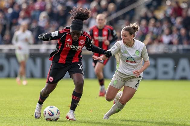 from left Nicole Anyomi Eintracht Frankfurt, 19 and Chiara D Angelo SV Werder Bremen, 2 in duel, duel, dynamics, action, action, game scene, THE DFB REGULATIONS PROHIBIT ANY USE OF PHOTOGRAPHS AS IMAGE SEQUENCES AND OR QUASI VIDEO , 19 10 2025, Frankfurt am Main Germany , Football, Google Pixel Womens Bundesliga, Eintracht Frankfurt SV Werder Bremen xobx