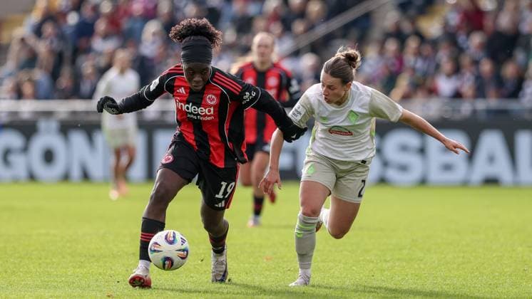 from left Nicole Anyomi Eintracht Frankfurt, 19 and Chiara D Angelo SV Werder Bremen, 2 in duel, duel, dynamics, action, action, game scene, THE DFB REGULATIONS PROHIBIT ANY USE OF PHOTOGRAPHS AS IMAGE SEQUENCES AND OR QUASI VIDEO , 19 10 2025, Frankfurt am Main Germany , Football, Google Pixel Womens Bundesliga, Eintracht Frankfurt SV Werder Bremen xobx
