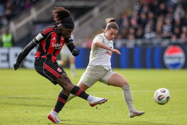 from left Nicole Anyomi Eintracht Frankfurt, 19 and Chiara D Angelo SV Werder Bremen, 2 in duel, duel, dynamics, action, action, game scene, THE DFB REGULATIONS PROHIBIT ANY USE OF PHOTOGRAPHS AS IMAGE SEQUENCES AND OR QUASI VIDEO , 19 10 2025, Frankfurt am Main Germany , Football, Google Pixel Womens Bundesliga, Eintracht Frankfurt SV Werder Bremen xobx