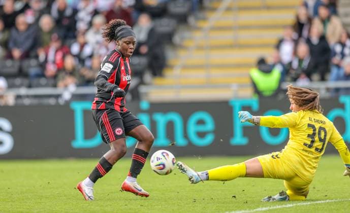 DEU, Frankfurt, Eintracht Frankfurt vs Werder Bremen, Google Pixel Frauen Bundesliga, DFB, Saison 2526, Stadion am Bretanobad, 7 Spieltag im Bild f l n r Nicole Anyomi Eintracht Frankfurt 19 , Mariella El Sherif Werder Bremen 39 , Torchance DFB DFL REGULATIONS PROHIBIT ANY USE OF PHOTOGRAPHS AS IMAGE SEQUENCES AND OR QUASI VIDEO, 19 10 2025 Copyright: HMBxMedia HendrikxHamelau