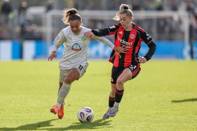 from left Maja Sternad SV Werder Bremen, 11 and Nina Lührßen Eintracht Frankfurt, 11 in a duel, dynamic, action, action, game scene, THE DFB REGULATIONS PROHIBIT ANY USE OF PHOTOGRAPHS AS IMAGE SEQUENCES AND OR QUASI VIDEO , 19 10 2025, Frankfurt am Main Germany , Football, Google Pixel Womens Bundesliga, Eintracht Frankfurt SV Werder Bremen xobx