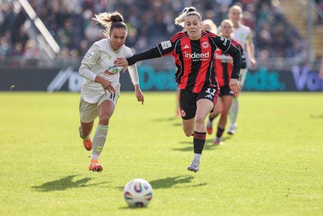 from left Maja Sternad SV Werder Bremen, 11 and Nina Lührßen Eintracht Frankfurt, 11 in a duel, dynamic, action, action, game scene, THE DFB REGULATIONS PROHIBIT ANY USE OF PHOTOGRAPHS AS IMAGE SEQUENCES AND OR QUASI VIDEO , 19 10 2025, Frankfurt am Main Germany , Football, Google Pixel Womens Bundesliga, Eintracht Frankfurt SV Werder Bremen xobx